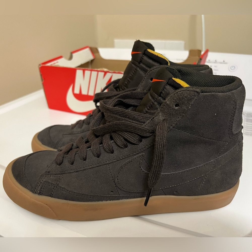 Up for Sale are a pair of Blazer Mid 77. They’re in great pre-owned condition.